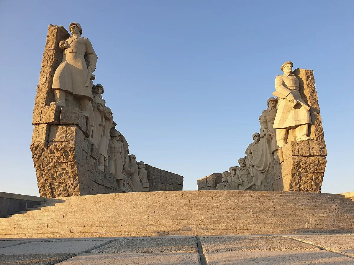 Мемориал славы самбекские высоты (ростов-на-дону). Самбекские высоты ростовская область. Самбекские ворота. Самбек ростовская область музей. Самбек ростовская область музей.