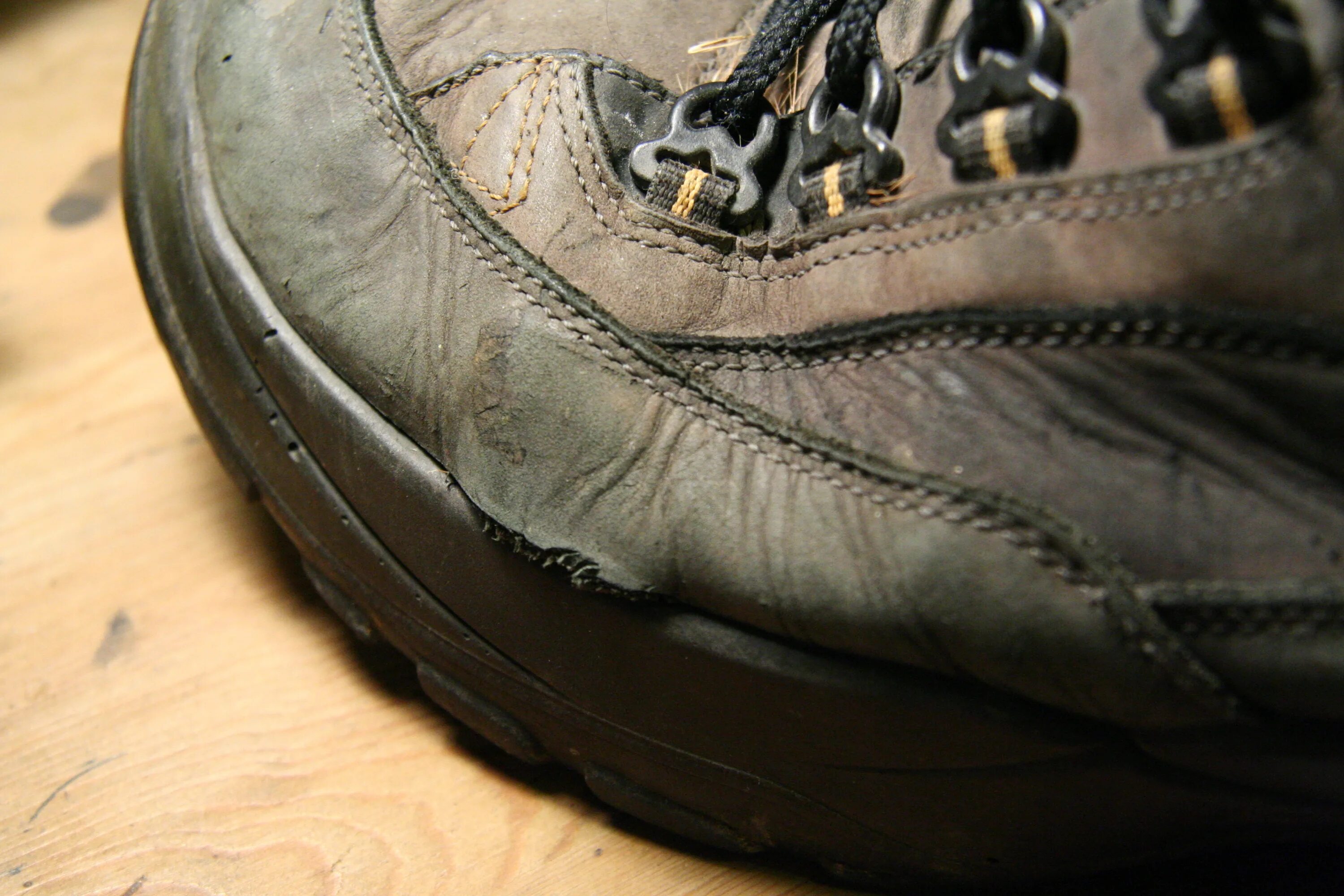 Трещины на кроссовках. Потрескавшиеся кроссовки. Порвалась кожа на обуви. Треснутая обувь. Разрыв кожи сбоку на обуви.