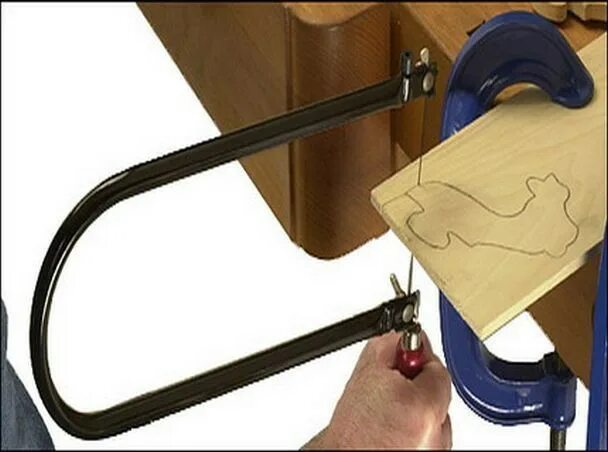 выпиливание ручным лобзиком по дереву. пиление ручным лобзиком. доска для ручного лобзика. ручной лобзик дельта 41033. как пилить ручным лобзиком.