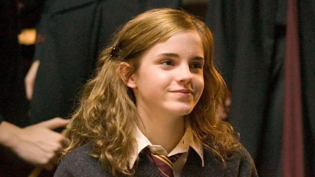 Гермиона грейнджер волосы. Emma charlotte duerre watson 2023. Кто озвучивал гермиону грейнджер. Кто озвучивал гермиону грейнджер. Эволюция гермионы грейнджер.