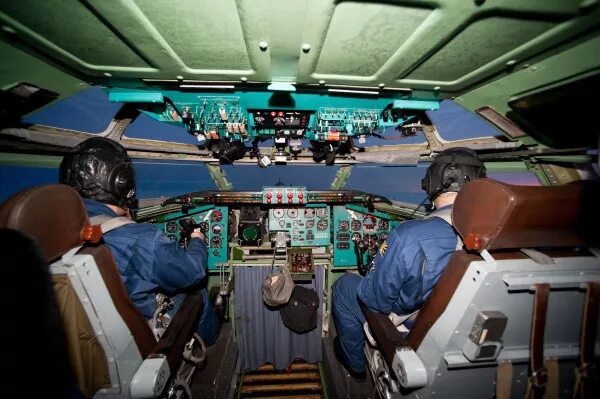 Мс место. Ту-95мс кабина пилотов. Ту-95 кабина. Ту 95 кабина пилотов. Ту-95мс внутри.