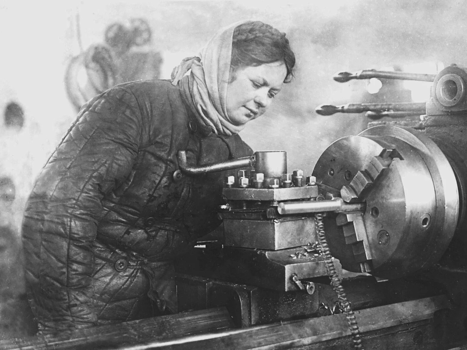 дети на заводах в годы великой отечественной войны 1941-1945. женщины в тылу в годы великой отечественной войны. заводы фронту. тульский оружейный завод в годы войны. казань заводы в годы вов 1941-1945.