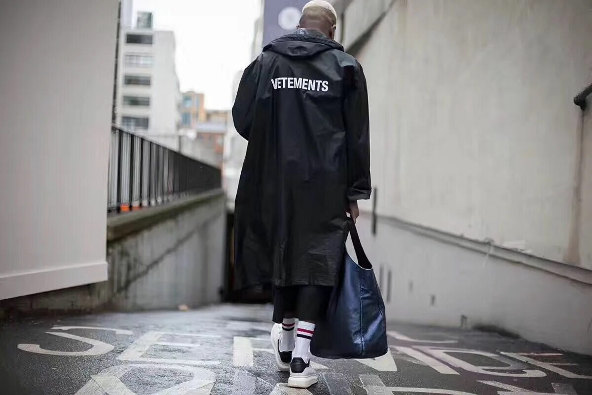 Vetements плащ. Мантия vetements. Плащ vetements мужской. Vetements оверсайз. Ветмо hello