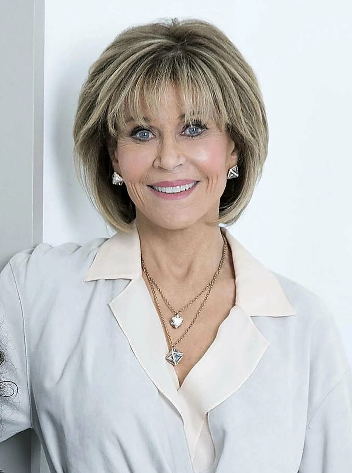 Стрижки кому 50 лет. Raquel welch парики. Стрижки для женщин за 50. Raquel welch wigs. Джейн фонда стрижка.