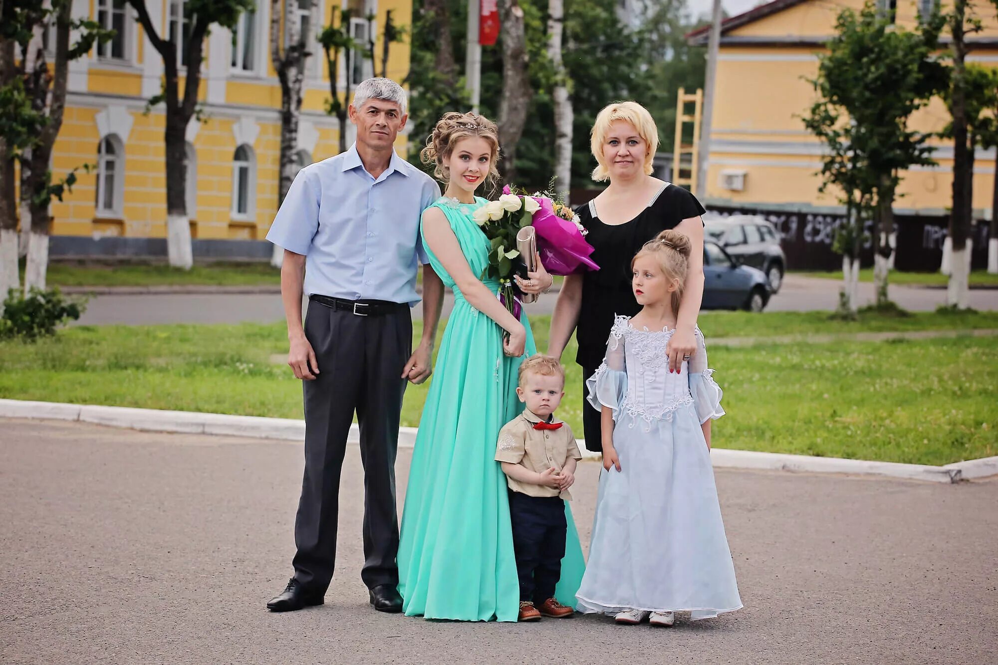 В чем пойти на выпускной к ребенку. Мамы на выпускном. Родители на выпускном. Мамы на выпускном в школе 11 класс. Одежда для мамы на выпускной в школе.