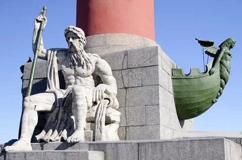 Ростральные колонны фигуры у подножия