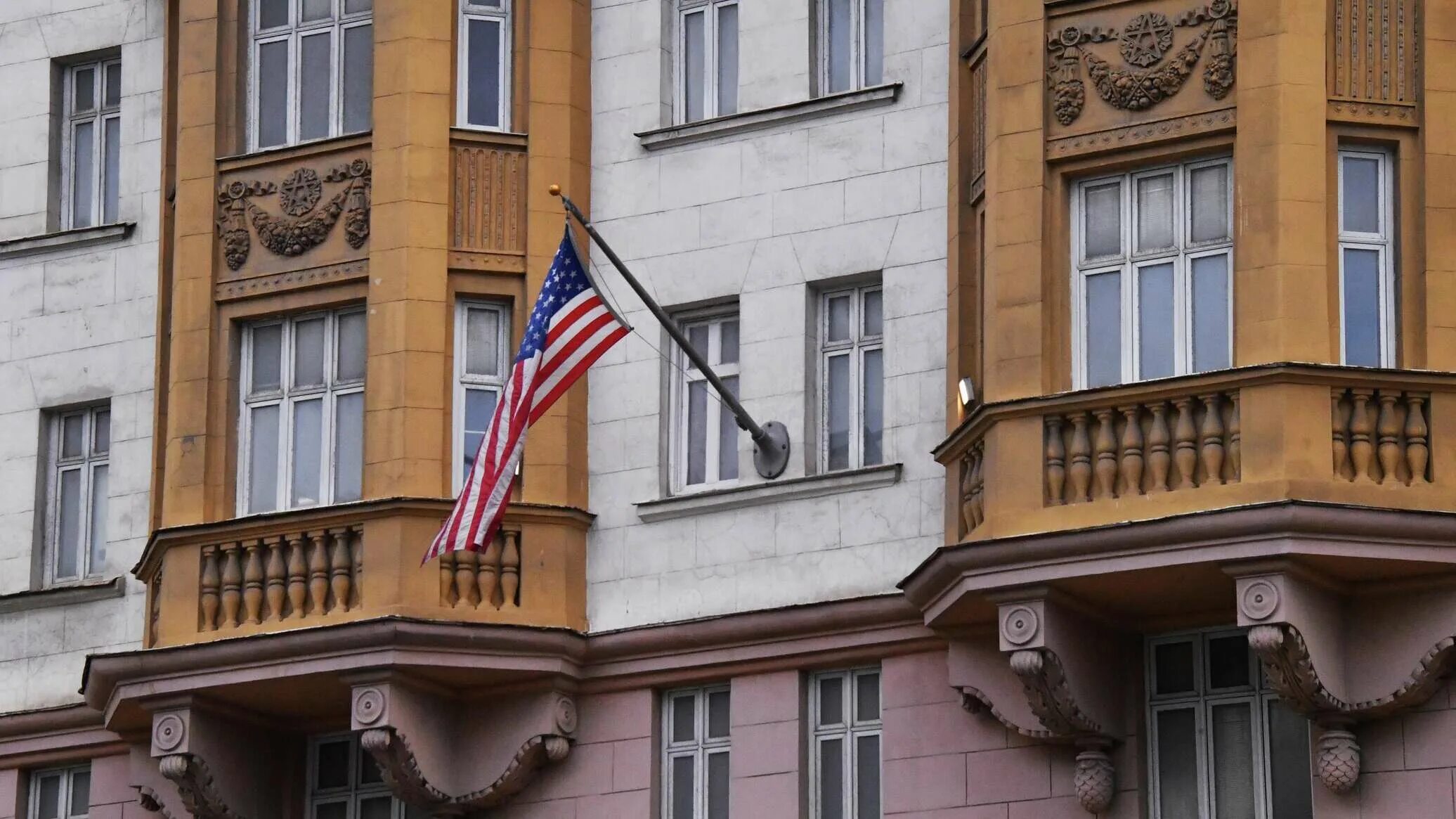 Генконсульство сша в москве. Проекция на американское посольство в москве. Американское посольство в москве. Видео американского посольства. Итальянское посольство в сша.