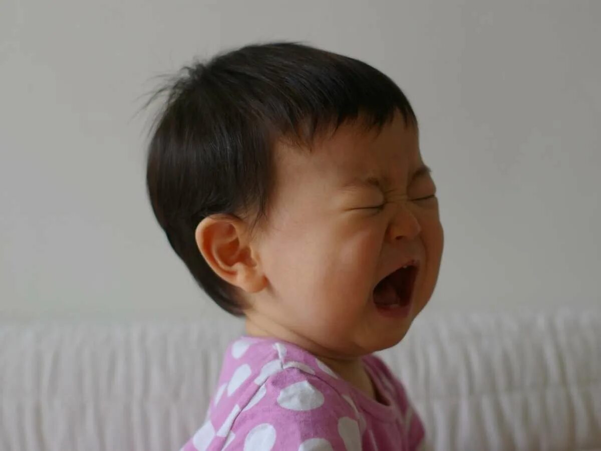 Why she crying. Ребенок плачет. Плачущий ребенок. Малыш орет. Малыш китаец плачет.