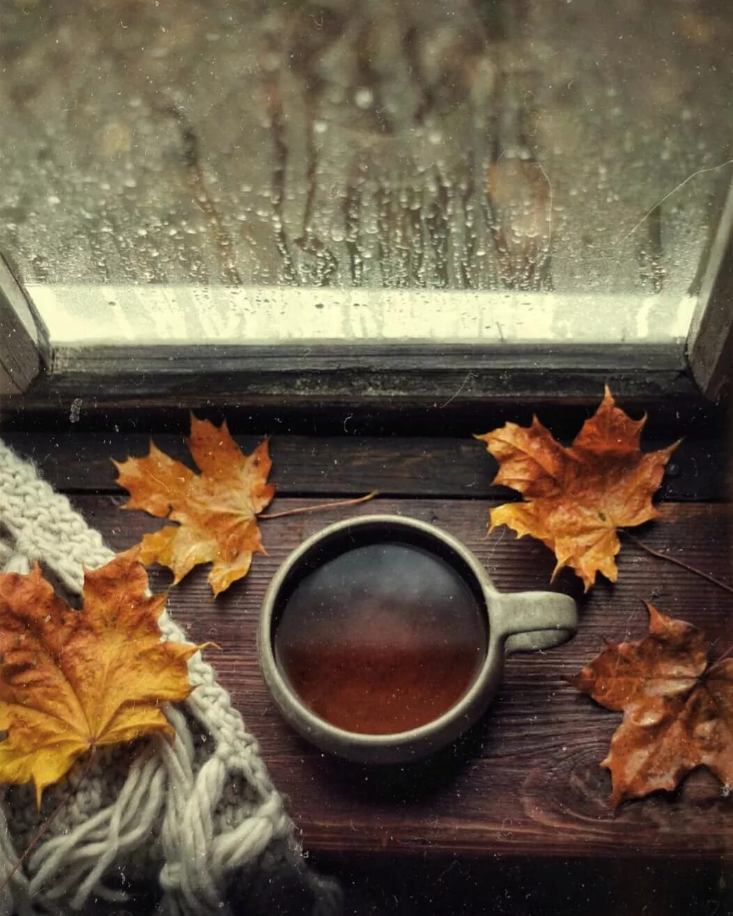 Листья на подоконнике. Осеннее чаепитие. Осенний подоконник. Осень кофе. Осень чай.