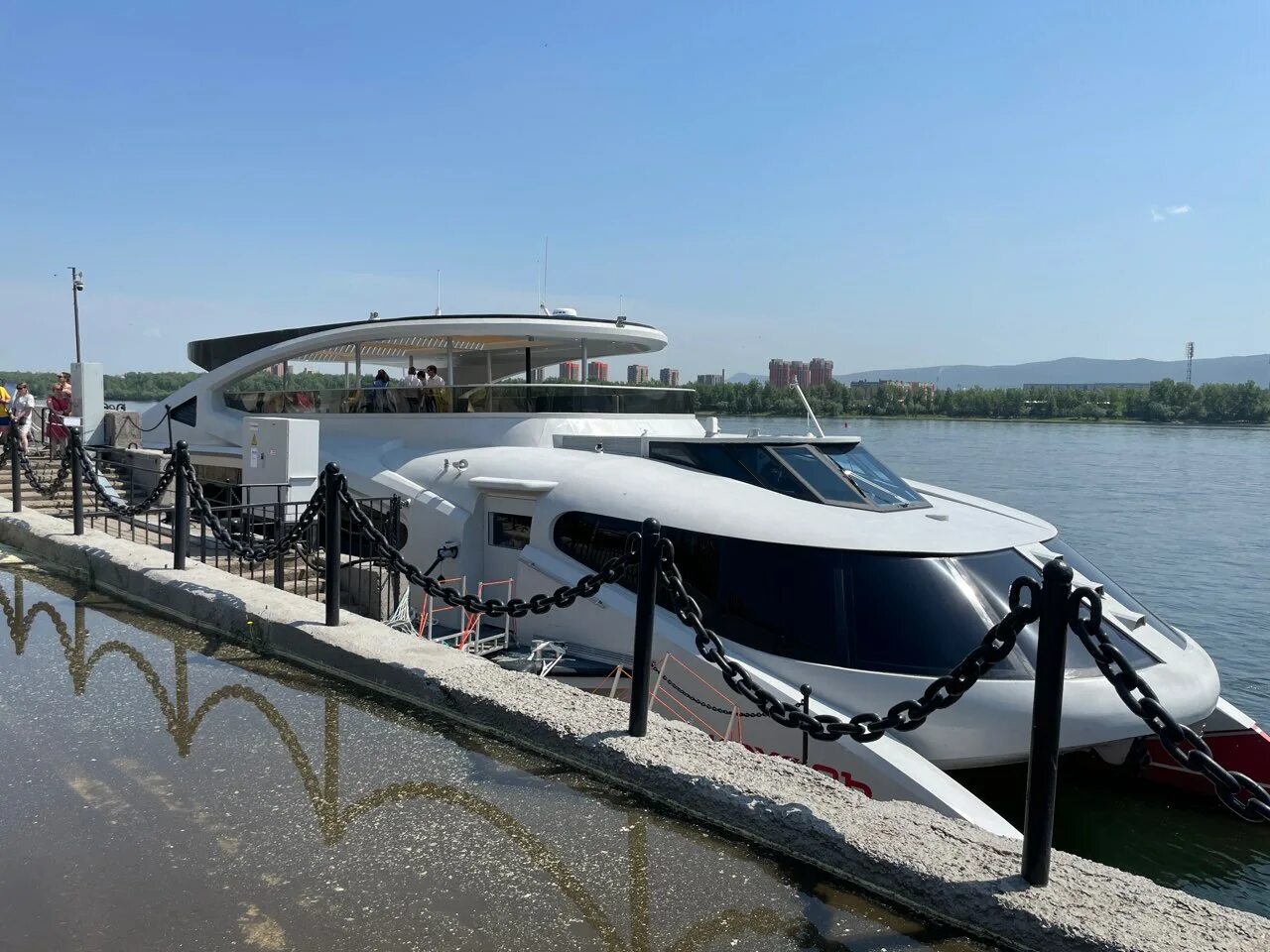 Прогулки по енисею красноярск 2025 до дивногорска. Электрокатамаран красноярск дивногорск. экоход дивногорск. экоход до дивногорска. красноярский речной вокзал катамаран.