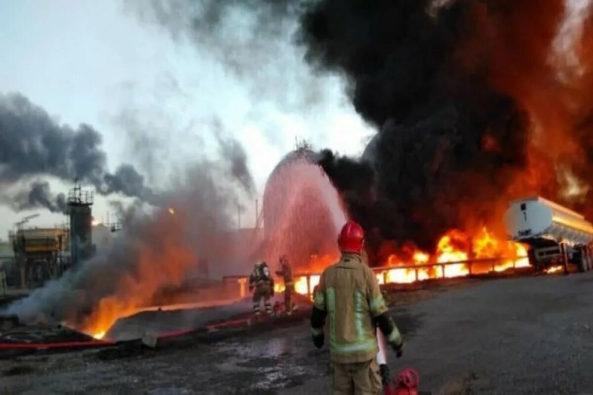Взрыв на рязанском нефтезаводе. Нефтеперерабатывающий завод в Иране. Пожар на заводе. Пожар на НПЗ. Сгоревший завод.