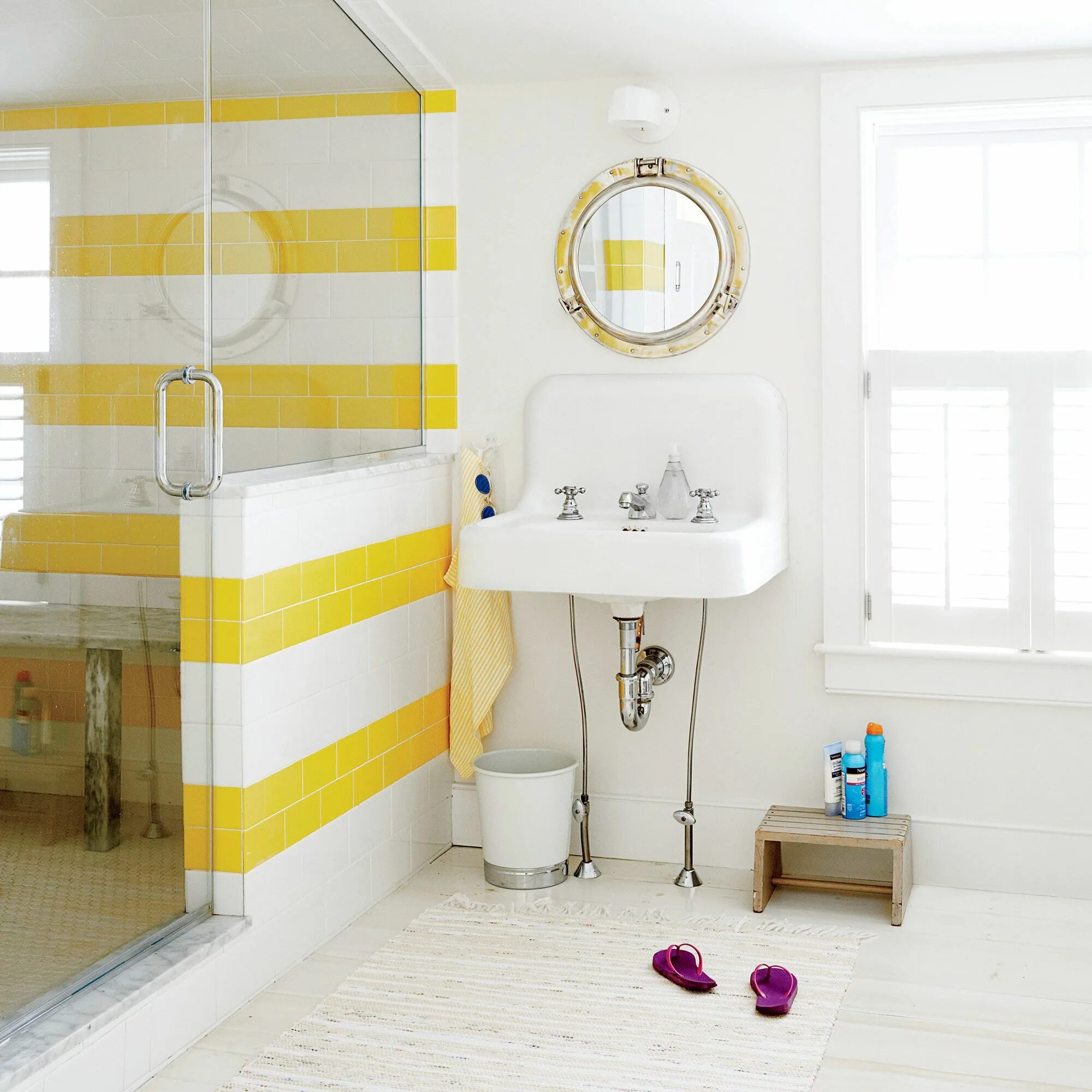 Желтая плитка купить. Желтая плитка для ванной комнаты. Желтая ванная комната. Желто белая ванная комната. Желто белая плитка в ванной.