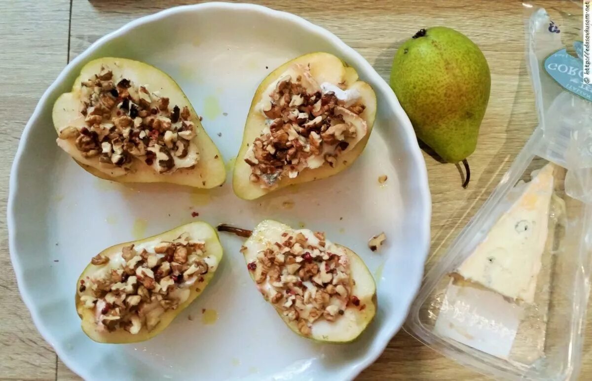 печеная груша с рикоттой. груша дор блю. груша с сыром и орехами. груша с сыром. десерт с грушей и рикоттой.