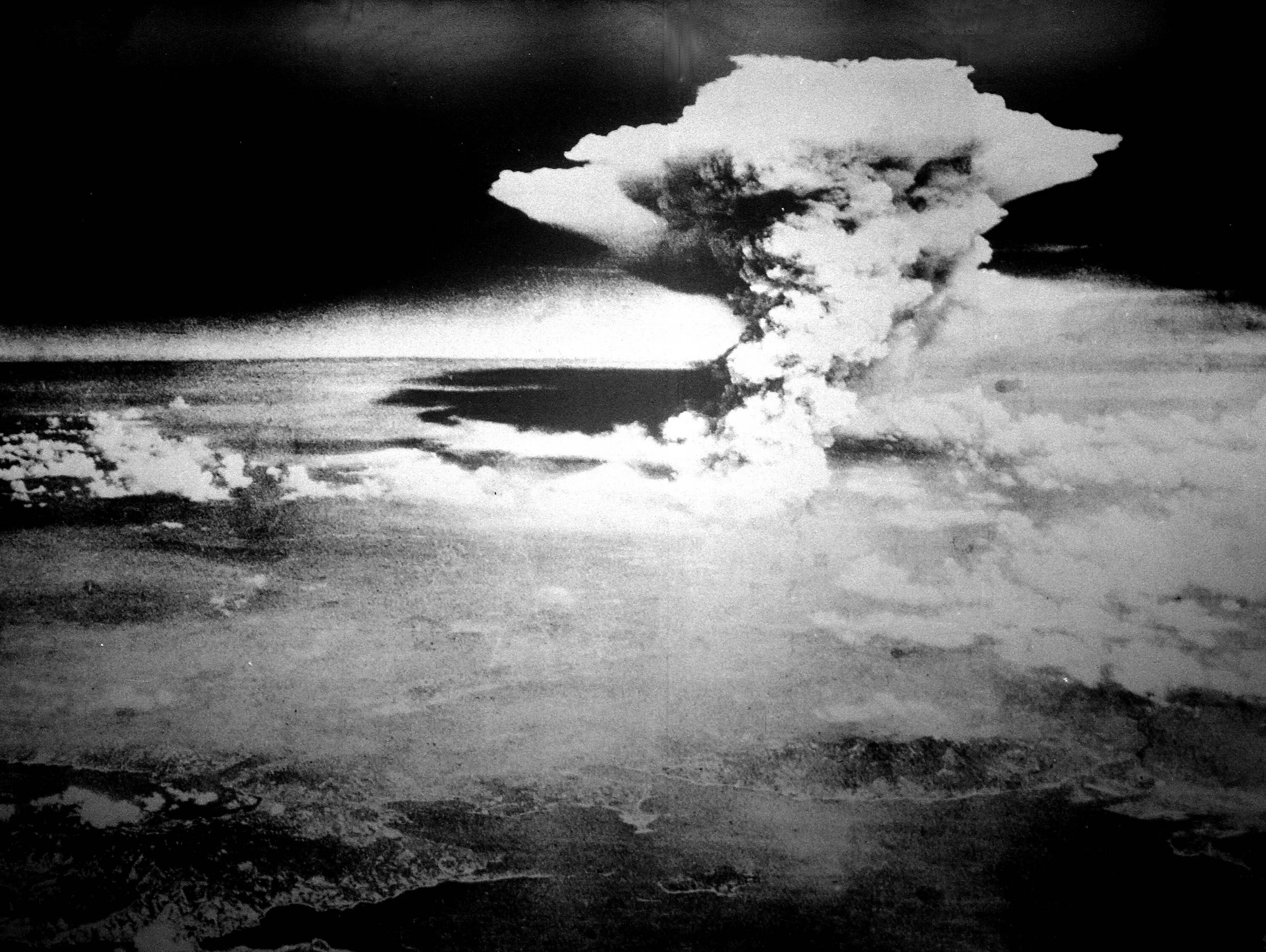 Где был ядерный взрыв. Хиросима и Нагасаки тени. Хиросима и Нагасаки атомная бомбардировка тени. Тени от ядерного взрыва в Хиросиме и Нагасаки.