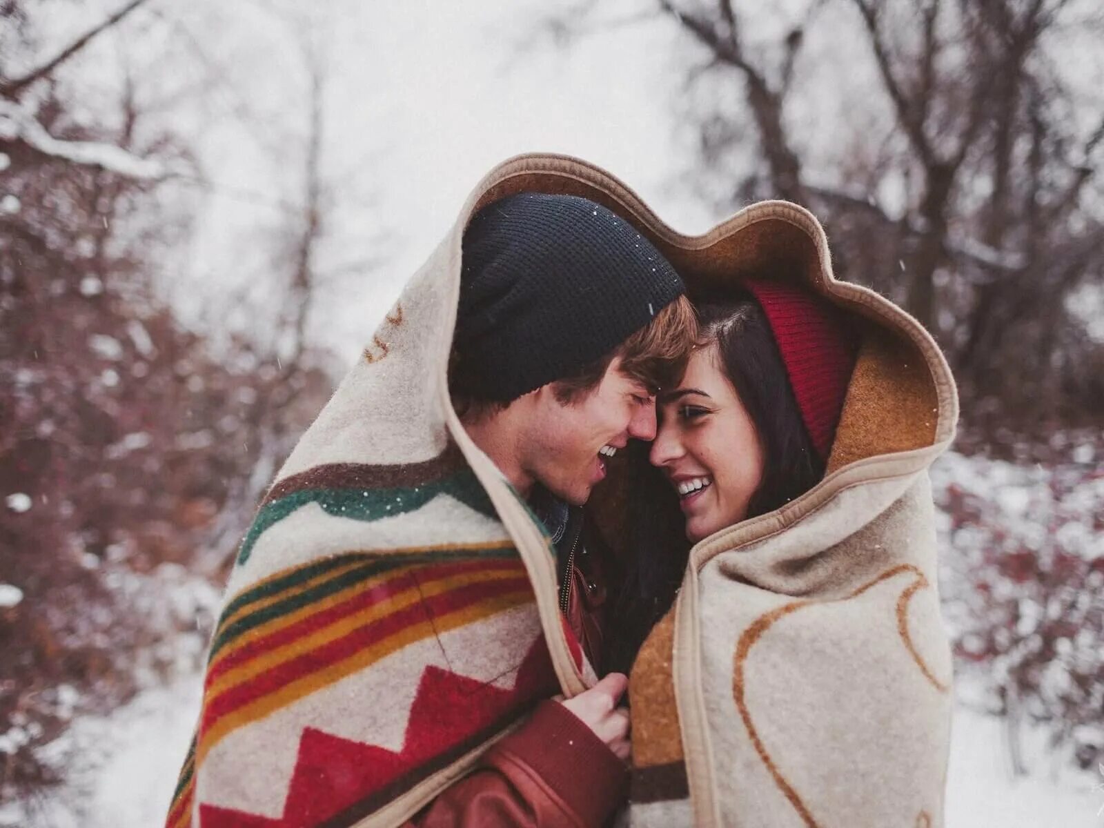 Новый фото любовь. Романтика зимой. Девушка в пледе. Влюбленные зимой. Парень с девушкой зимой.