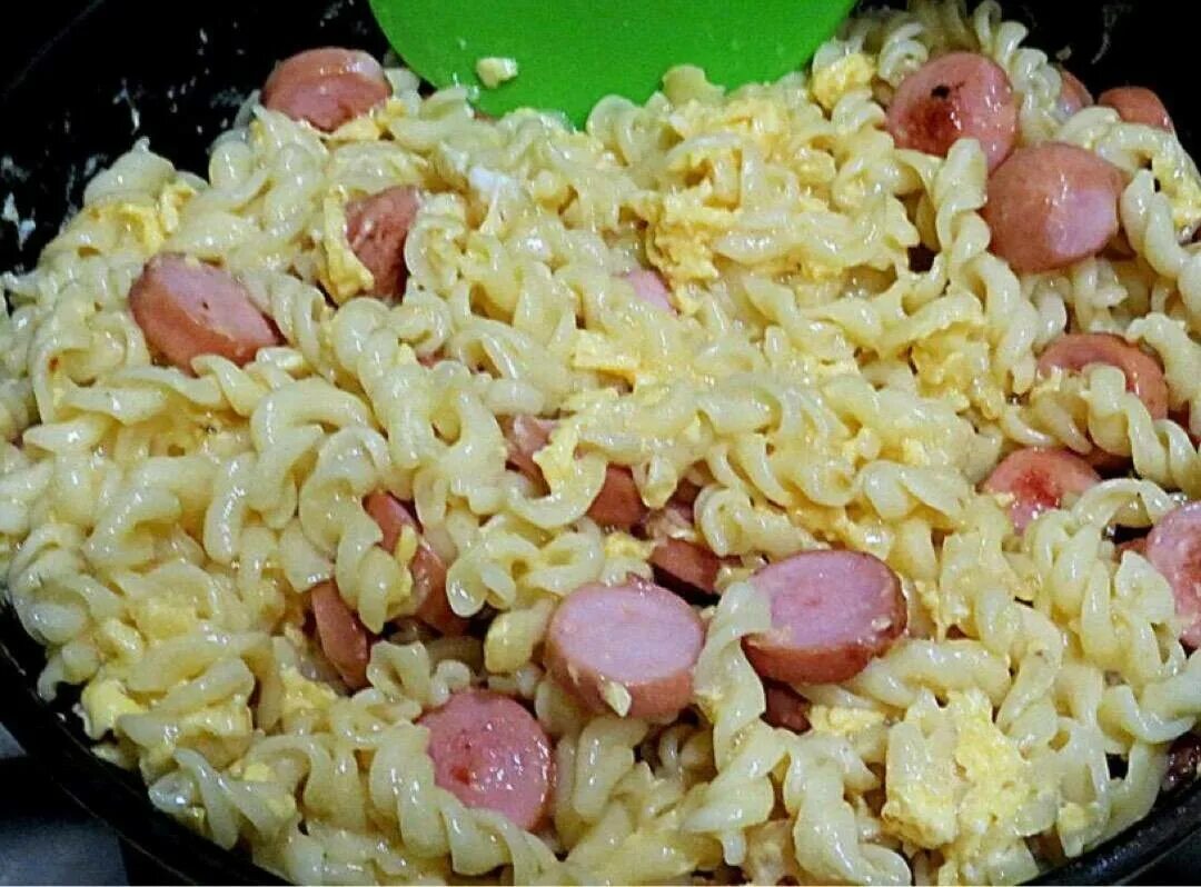 Лапша сыр яйцо. Макароны с яйцом. макароны с яйцом и сосисками. макароны с сосисками и яйцом на сковороде. рожки с яйцом.
