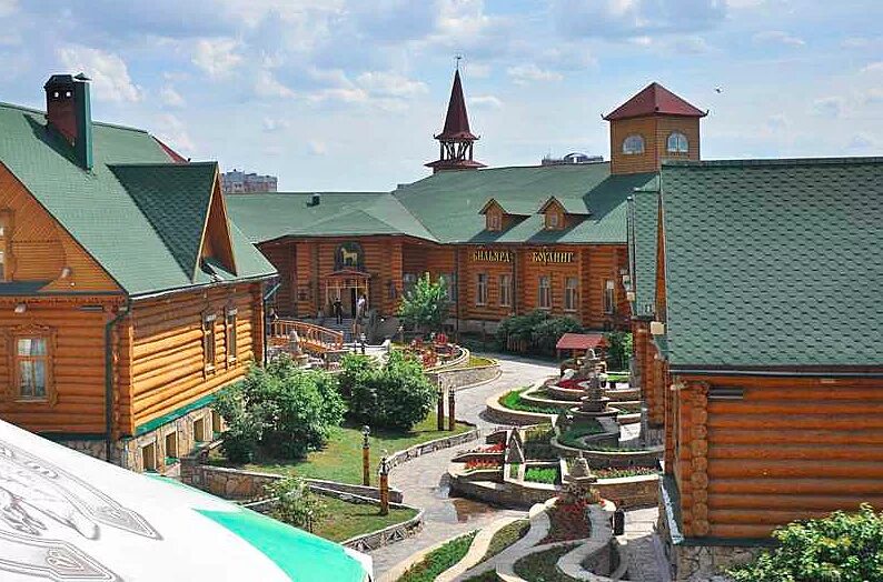 Татарская деревня в казани ресторан. Казань деревня туган авылым. Казань туган авылым ресторанно-развлекательный комплекс. Национальная деревня туган авылым. Татарская деревня туган авылым в казани.
