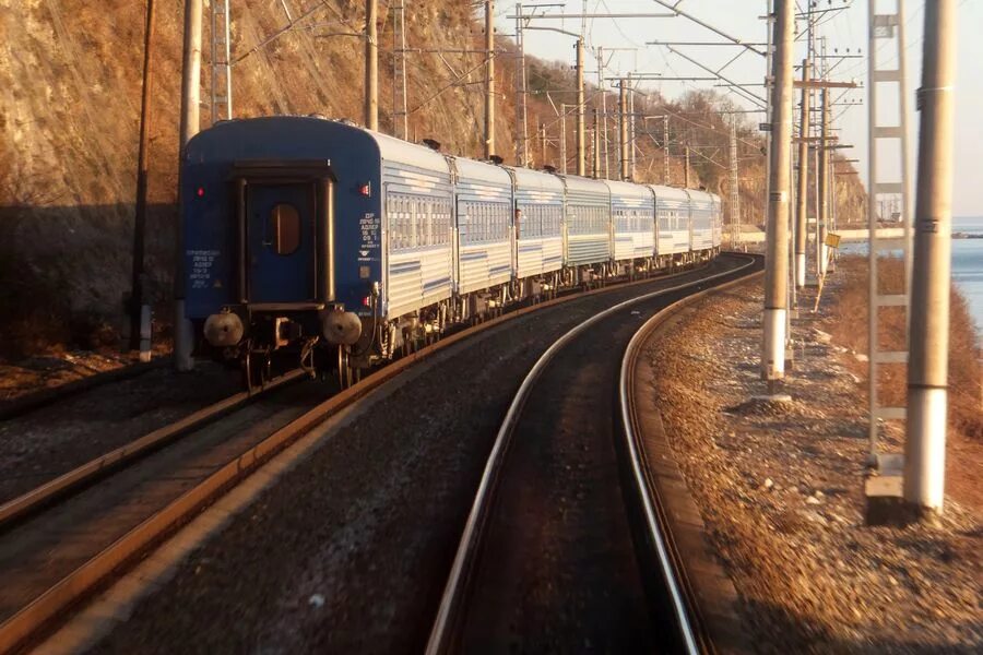 Вагон уходящего поезда. Последний вагон поезда. Уходящий поезд. Уходящий вагон поезда. Поезд ушел.