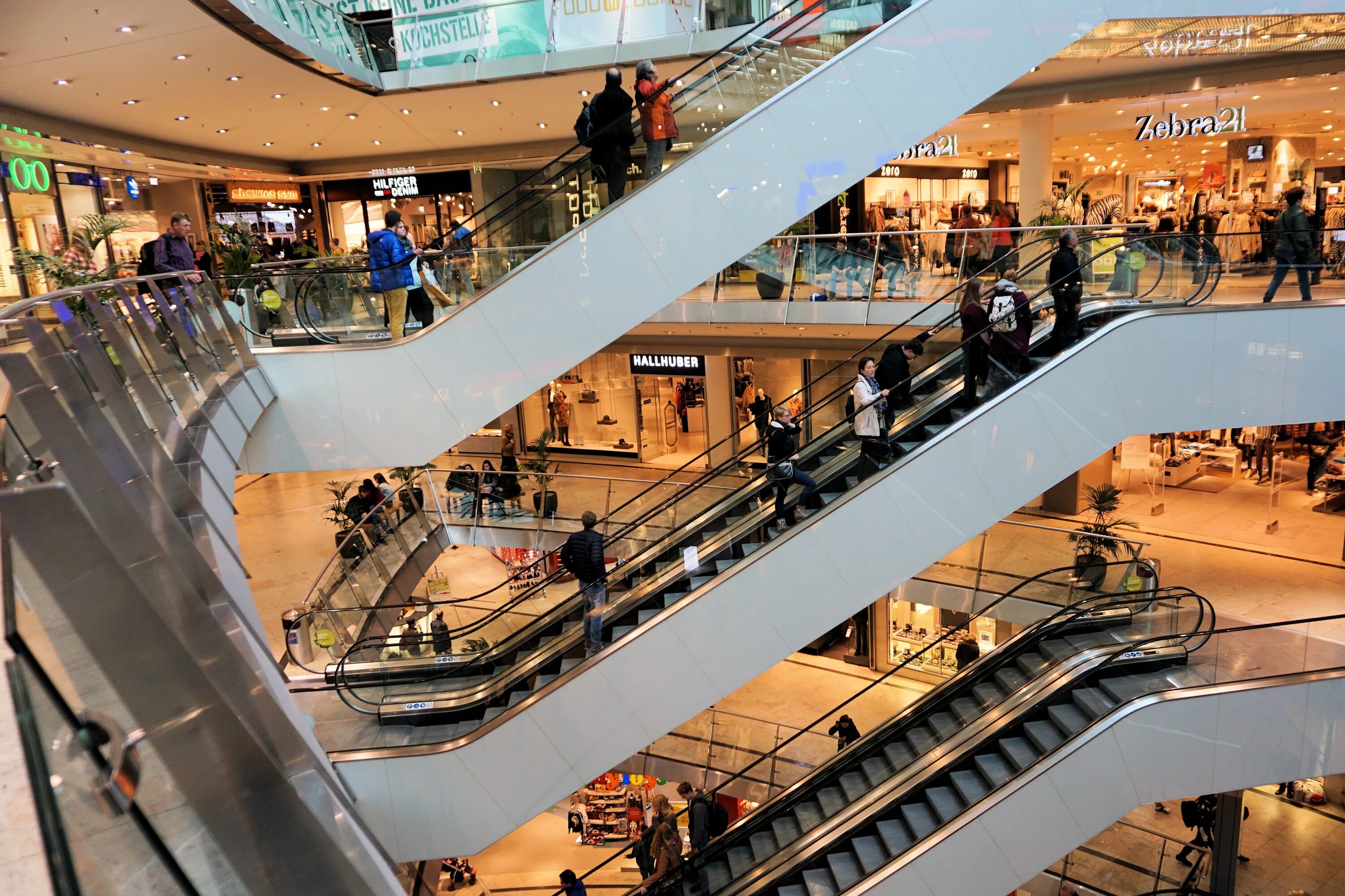 One shopping center. Эскалаторы в ТЦ город. Эскалатор в торговом центре. Торговый центр. Шоппинг в торговом центре.