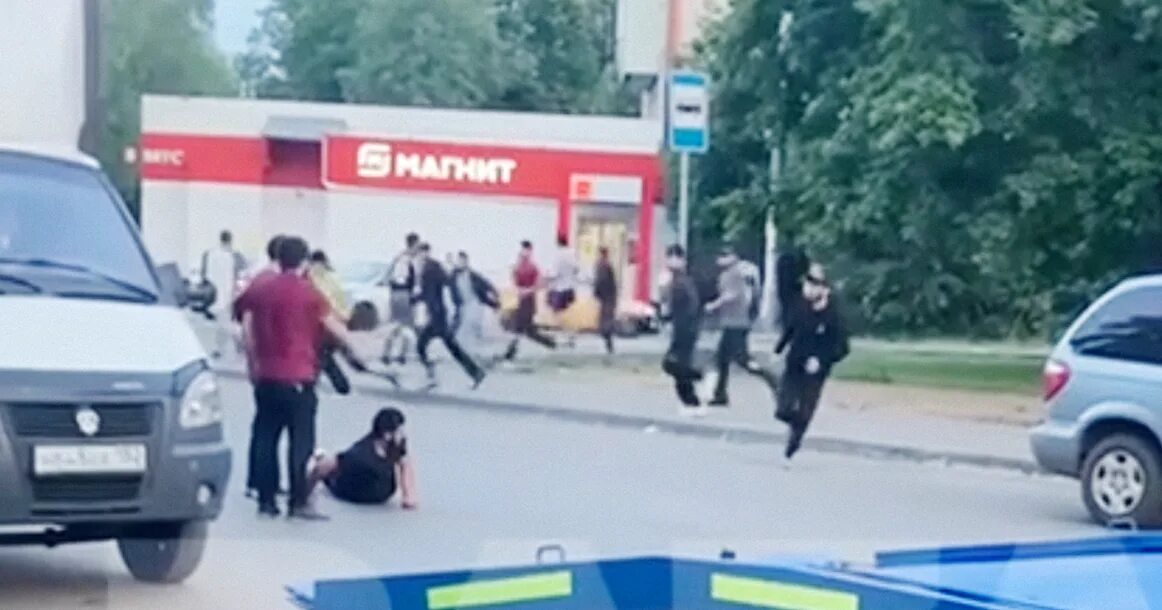 Мигранты нападают на москвичей. Массовая драка в Москве сегодня. Драка мигрантов в Москве сегодня.