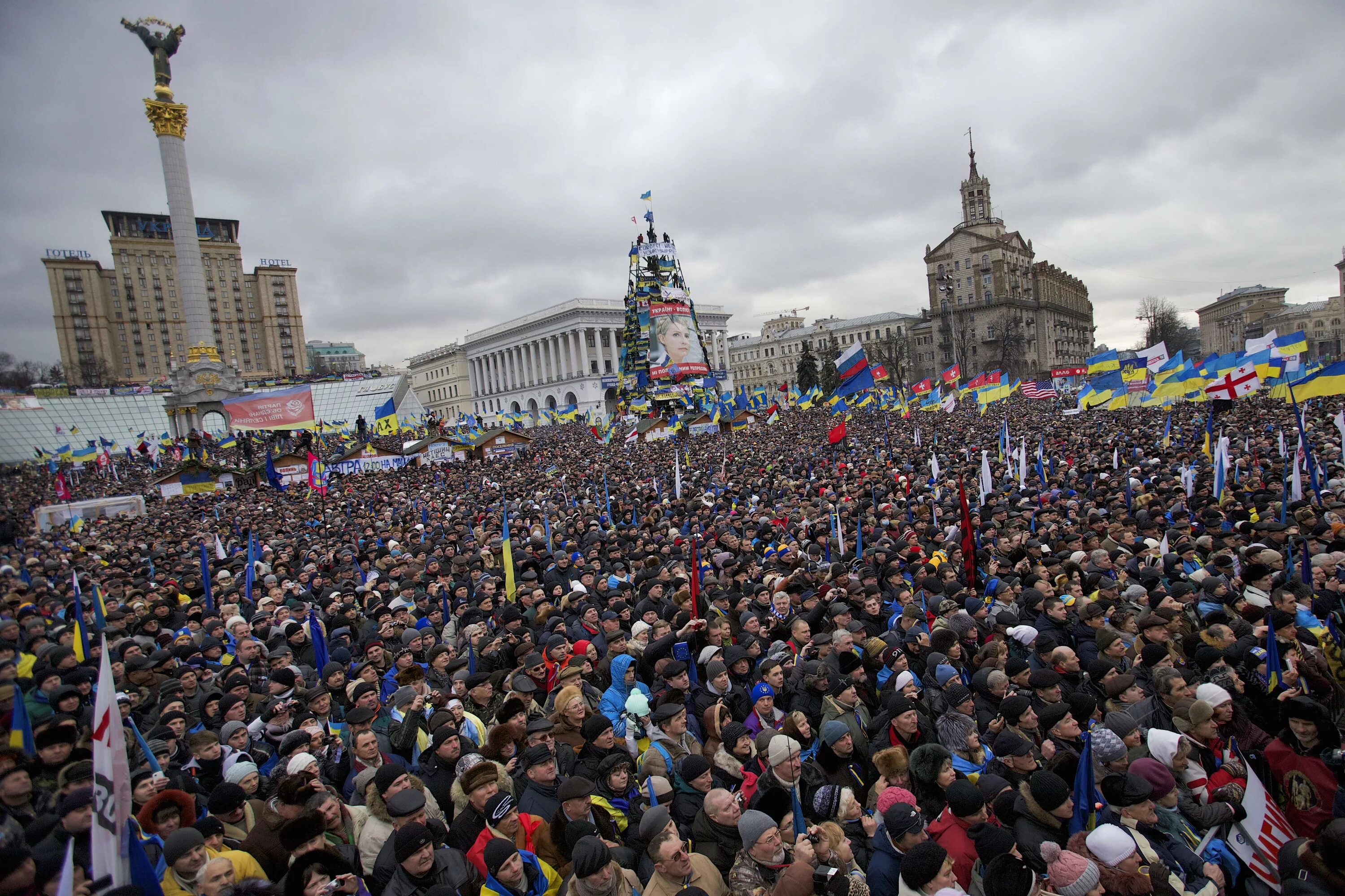 Сегодня. Киев сейчас. Украина сейчас. Евромайдан и Антимайдан. Евромайдан на Украине на Крещатике.