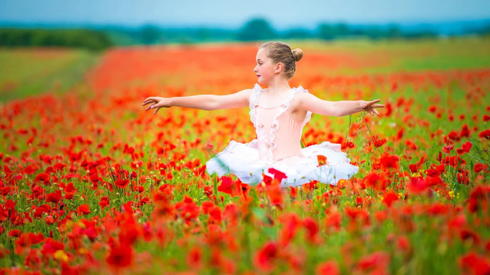 Дети в лаванде. Дети и природа. Девочка в поле. Фотосессия в цветах на природе. Девочка на лугу.