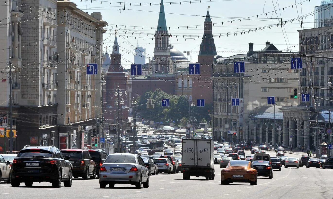 Улицы есть в москве. Тверская улица 2004 год. Тверская улица 2010. Тверская улица 2010 год. Москва улица Тверская в 2011 году.