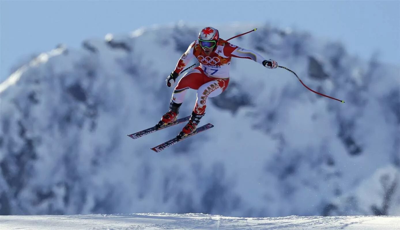 Дистанция при спуске. Техника безопасности при спуске с горы на лыжах. Тб на занятиях лыжной подготовки. Спуск в низкой стойке на лыжах. Движение по дистанции на лыжах.