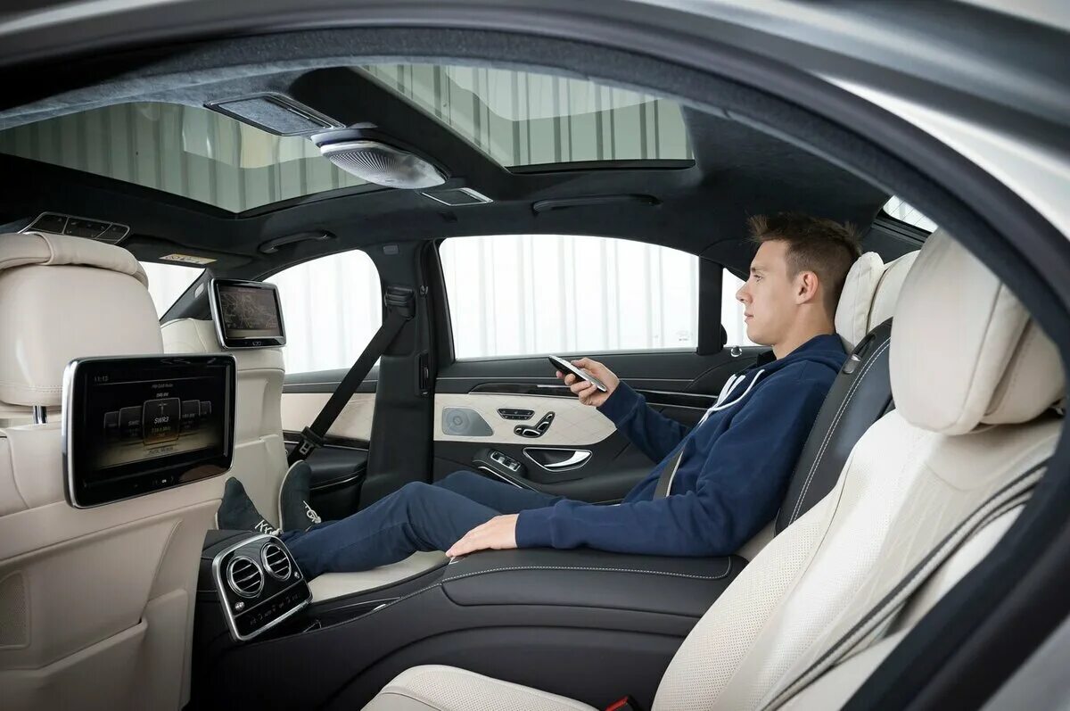 Мерседес без водителя. Mercedes-Benz Maybach s-класс с водителем. Салон Mercedes Maybach w222. Самый комфортный автомобиль. Машина внутри.