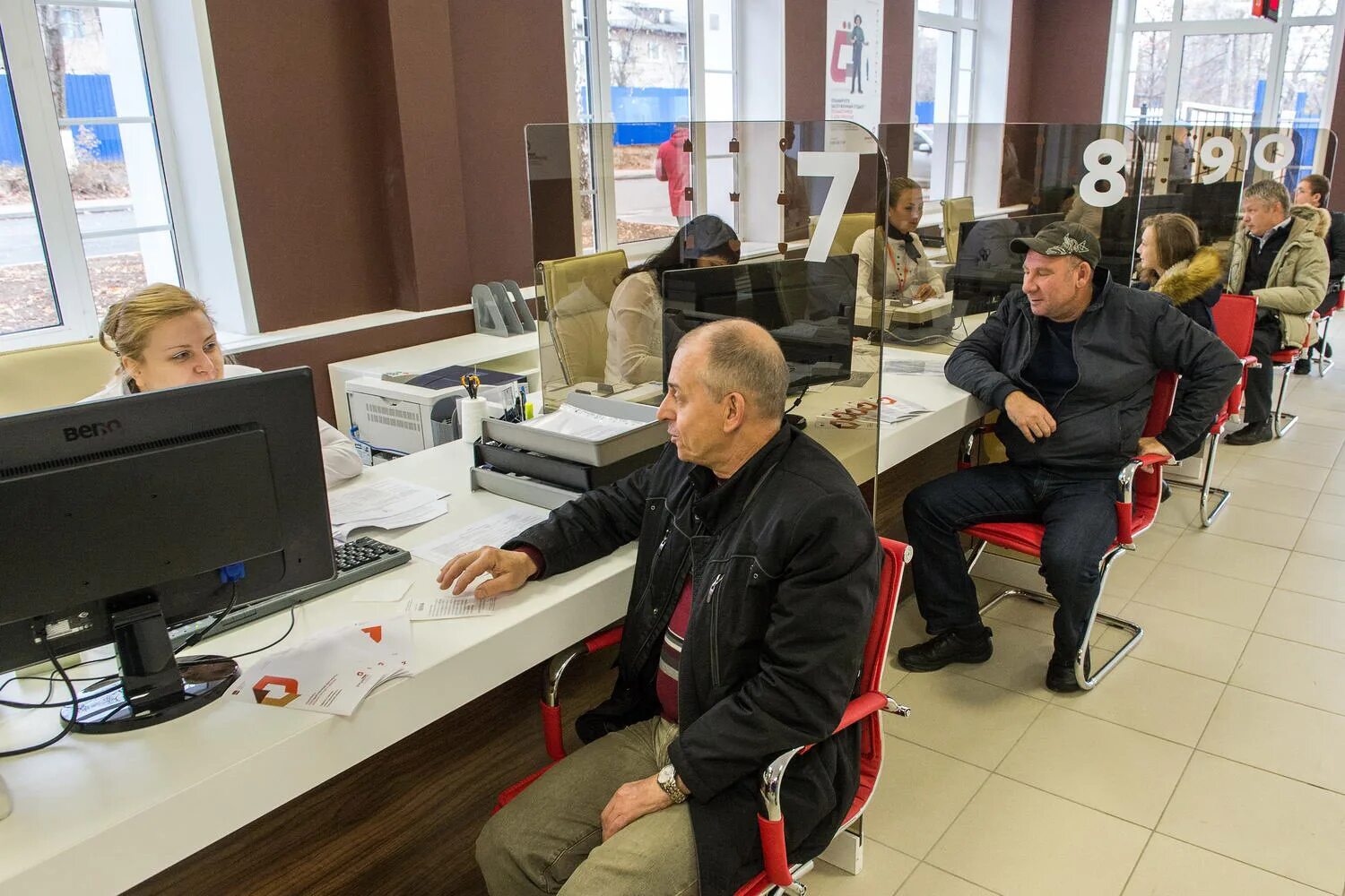 В любом мфц можно оформить. МФЦ. Пенсионер в МФЦ. Люди в МФЦ. Посетитель МФЦ.