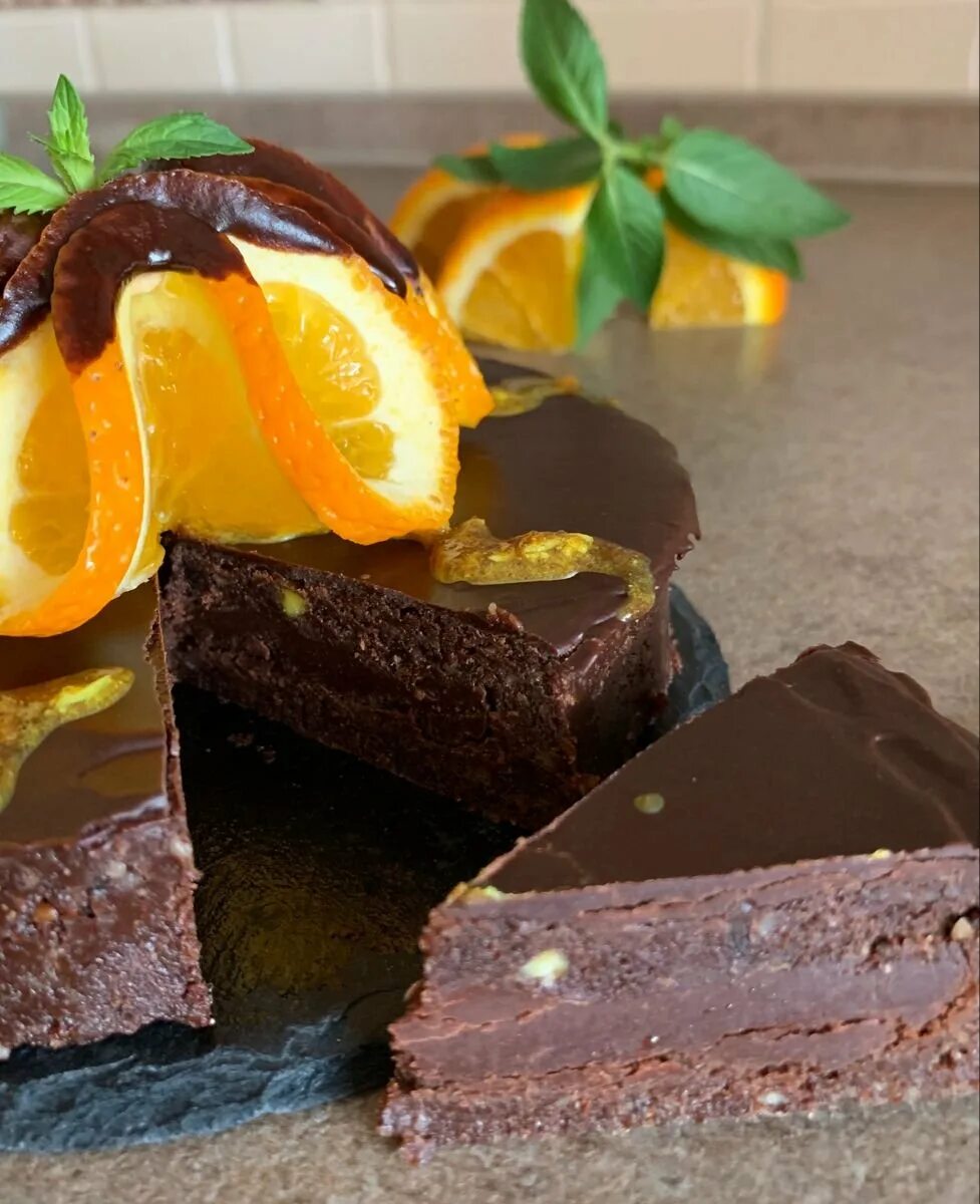Пирог с шоколадом и апельсином. Цитрусовый чизкейк. Шоколадно апельсиновый брауни. Апельсиновый брауни. Апельсиновый брауни.