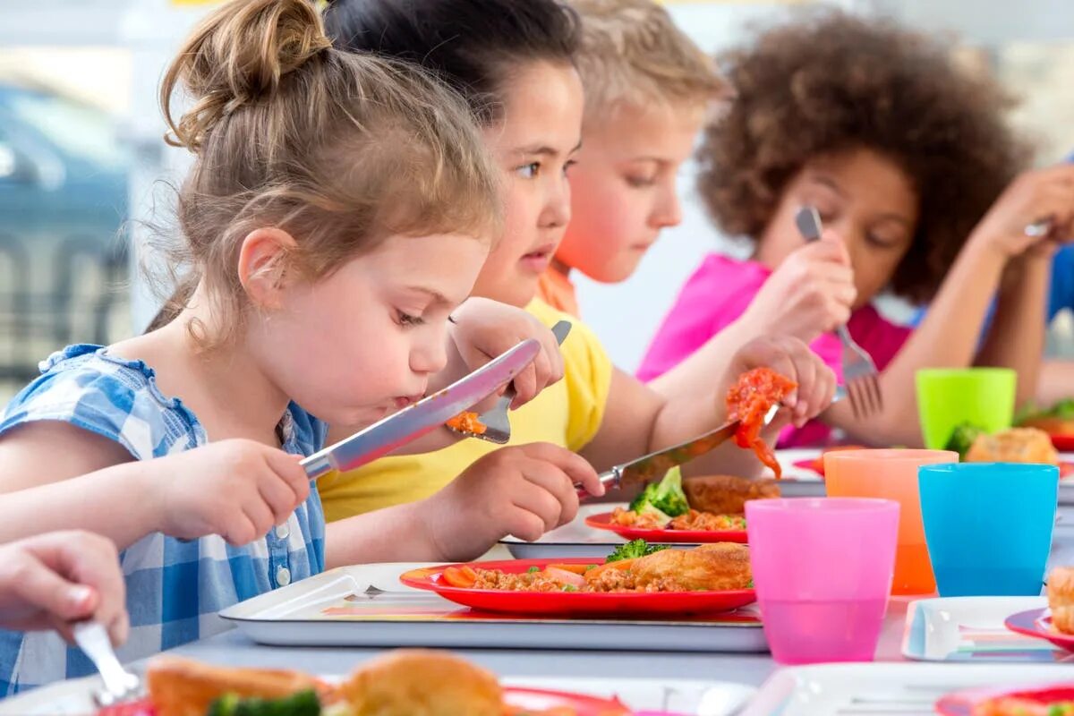 Еда для детей. Дети обедают. Ребенок завтракает. Дошкольник кушает. Дети не хотят есть в школе
