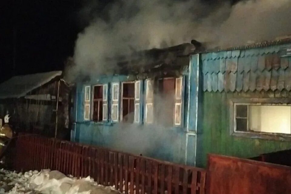 Туймазы пожар. Пожар в деревне. пожар в уфе. пожар в башкирии. пожар деревянного домика.