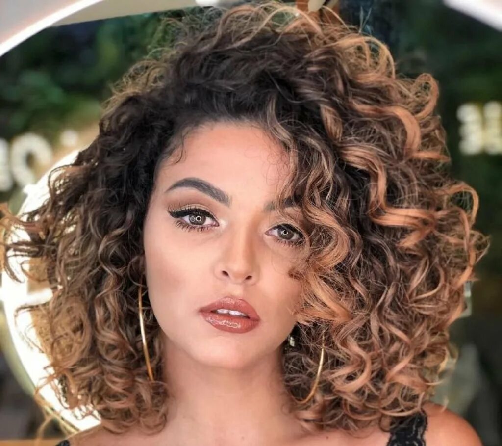 Кудрявые укладки на средние волосы. Curly bob модель. афро кудри наташи королевой. стрижки на кудрявые волосы.