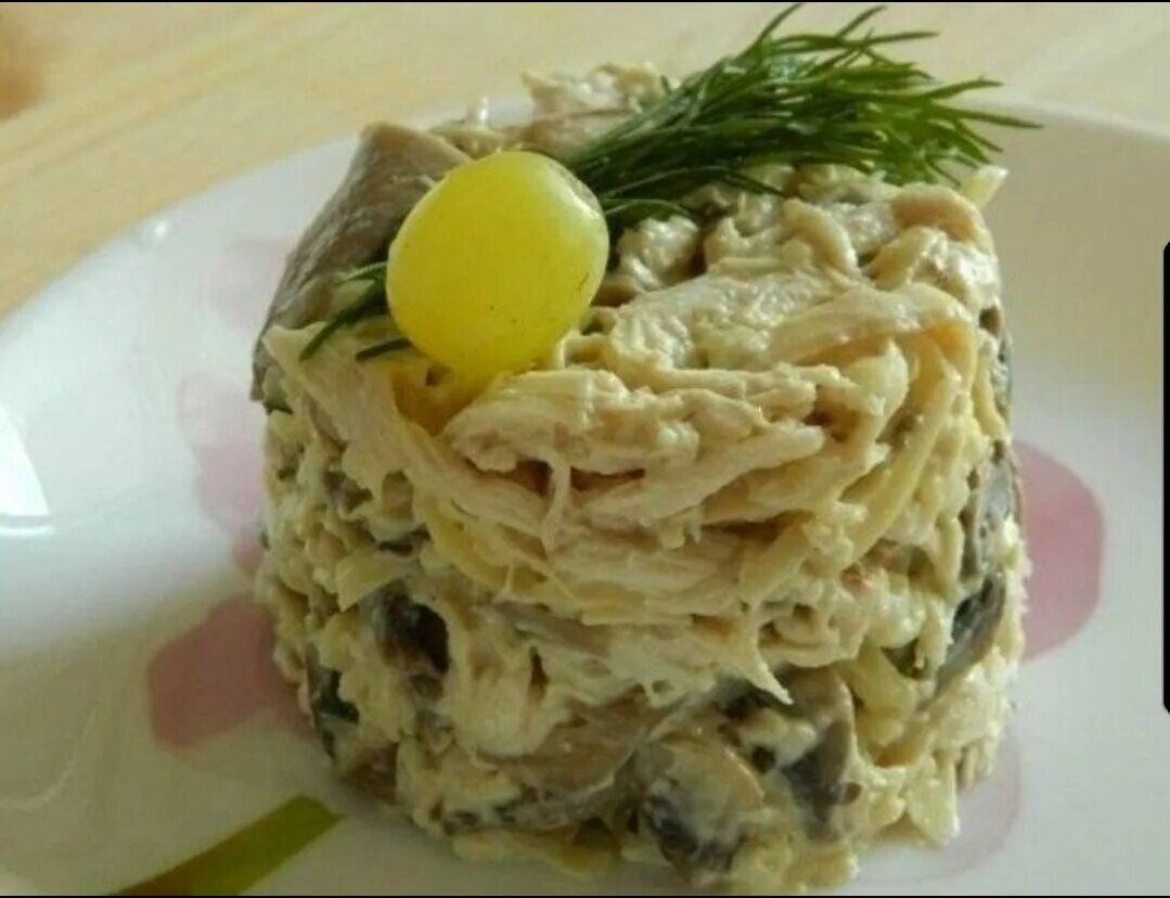 Салат жареные грибы курица яйцо сыр. Салат из курицы с грибами шампиньонами. Салат с курицей и грибами и сыром. Салат шампиньоны с курицей и сыром. Салат куриный с шампиньонами и сыром.