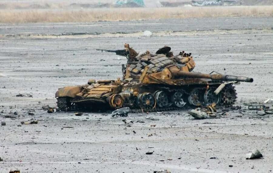 Где подбитая техника. Т-64 подбитый в Донецком аэропорту. Подбитая техника Донецкий аэропорт.