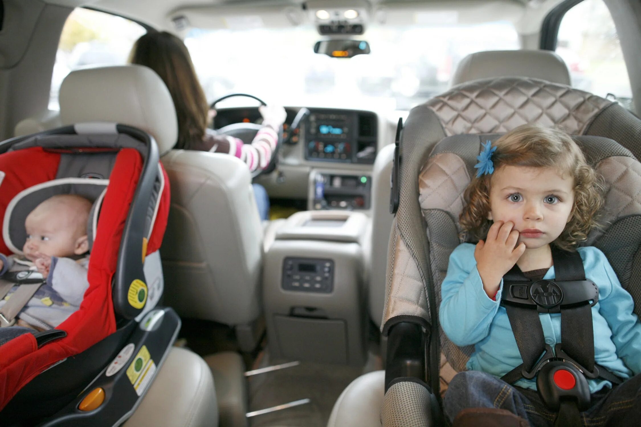 До скольки нужно возить. Rear facing car Seat. Ребенок в автокресле. Автомобиль для детей. Детское автокресло в машине.