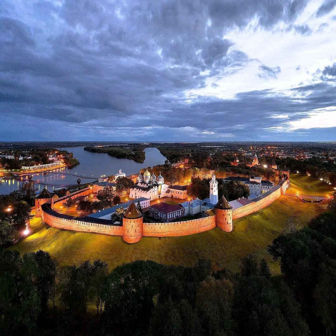 Ий новгород. Новгородский Детинец Великий Новгород. Нижний Новгород Новгородский Кремль (Детинец). Великий Новгород Кремль. Крепость Детинец Великий Новгород.