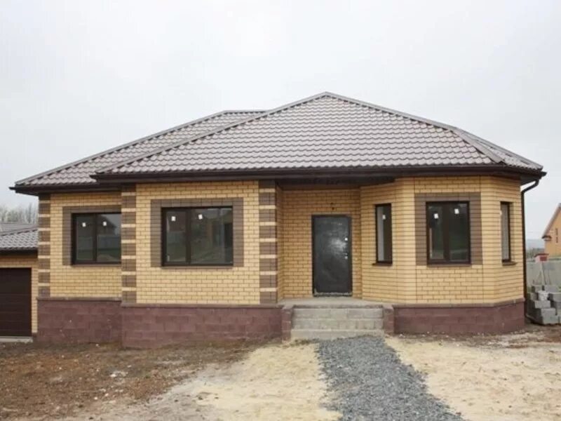 Одноэтажный дом из бежевого кирпича. Одноэтажный кирпичный дом из желтого кирпича. Одноэтажные дома из кирпича с зеленой крышей. Одноэтажный дом из желтого кирпича. Одноэтажный кирпичный дом из желтого кирпича.