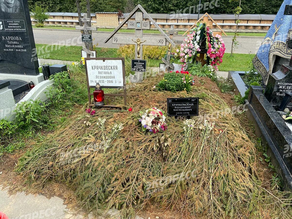 Памятник крачковской на кладбище