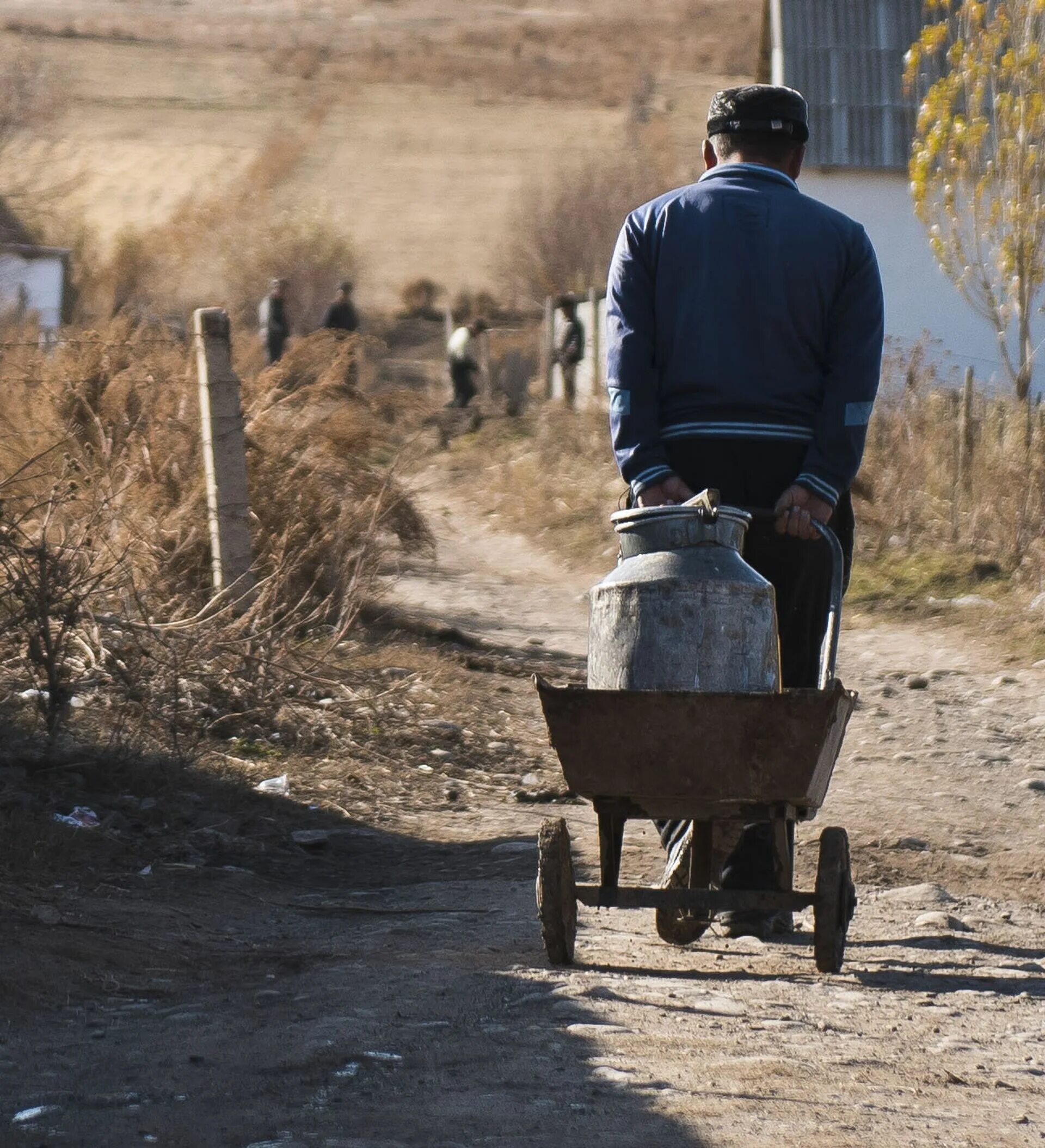 Таджикам отказывают. Таскать воду флягой. Фляга для воды в деревне. Мужик везет воду. Воду везут картинка.