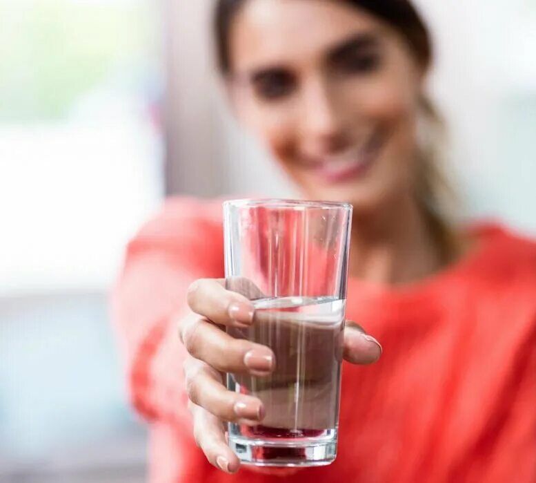 Прост в использовании и дает. Drink enough Water. Drink enough Water: фото. Запивать достаточным количеством воды это сколько. Not drinking enough Water.