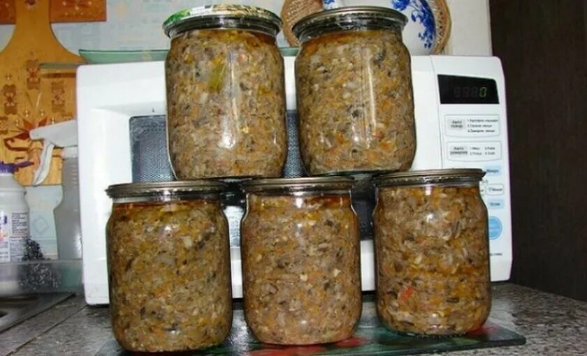 Самый вкусный гриб. Грибная икра из белых и подосиновиков. Грибная икра с помидором. Закуски с грибной икрой. Грибная икра с помидором.