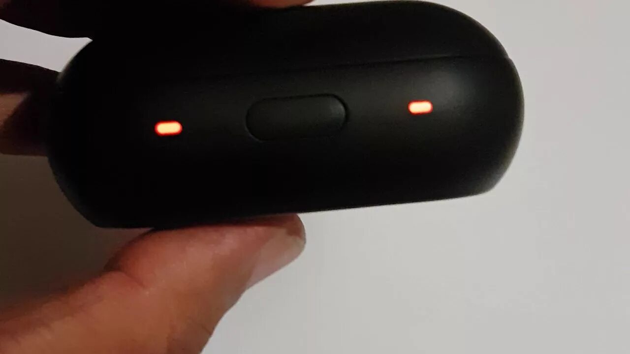 Что такое индикатор на беспроводных наушниках. Не заряжается чехол от наушников. Не заряжается один наушник на airpods. Наушники не заряжаются. Не заряжаются наушники xiaomi airdots 2.