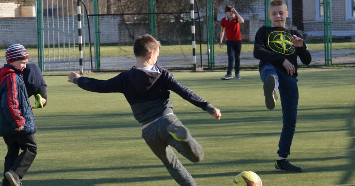 Во дворе ребята играли в футбол