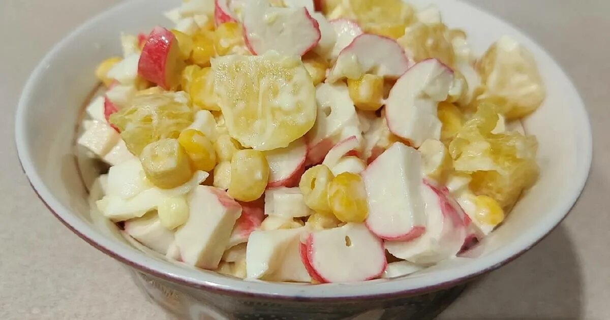 Салат крабовые палочки с кукурузой апельсином. Салат крабовые палочки с кукурузой апельсином. Салат с апельсином и крабовыми палочками. Салат с апельсином и крабовыми палочками и кукурузой. Салат с апельсином и крабовыми палочками.