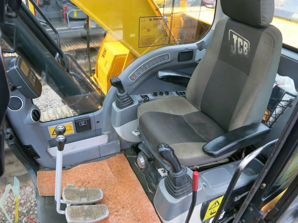 JCB 220 кабина. JCB js220 кабина. Панель управления экскаватора JCB 220. Экскаватор JCB js220sc t2. Салон экскаватора