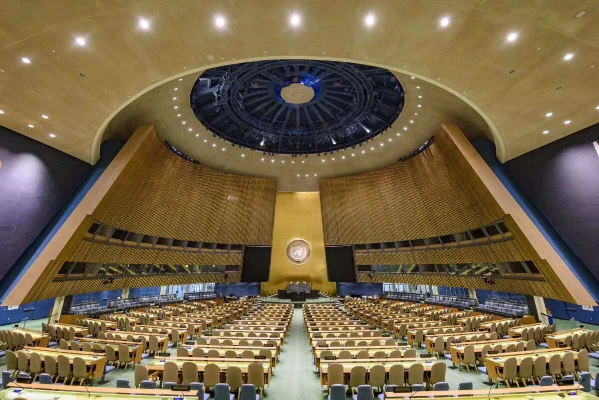 Сами оон. Генеральная Ассамблея ООН потолок. Генеральной Ассамблеей ООН В 1993. Зал Генеральной Ассамблеи ООН. Генассамблея ООН здание.