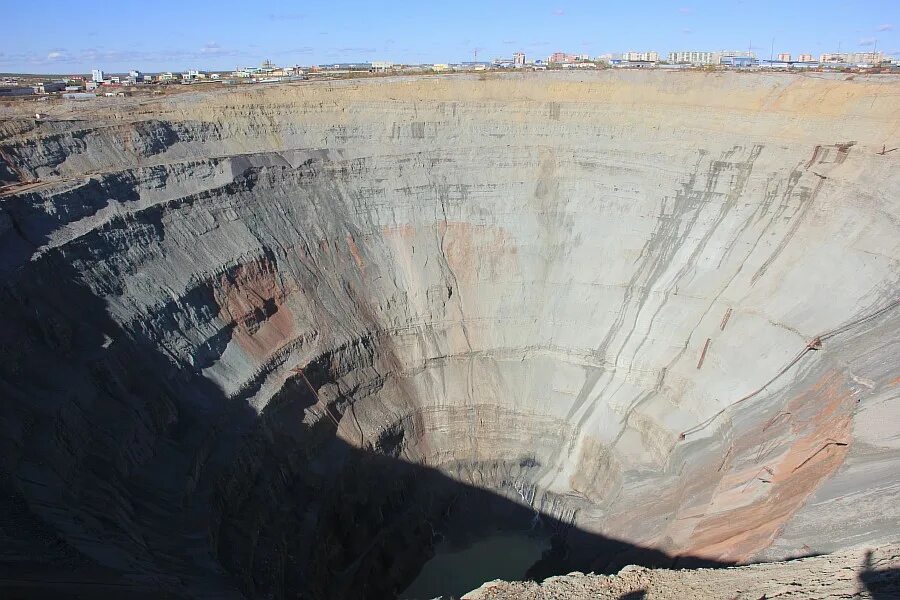 Город мирный якутия. Кимберлитовая трубка мир в якутии. Самая удачный под. Алмазная шахта диавик канада. Республика саха якутия мирнинский район г мирный.