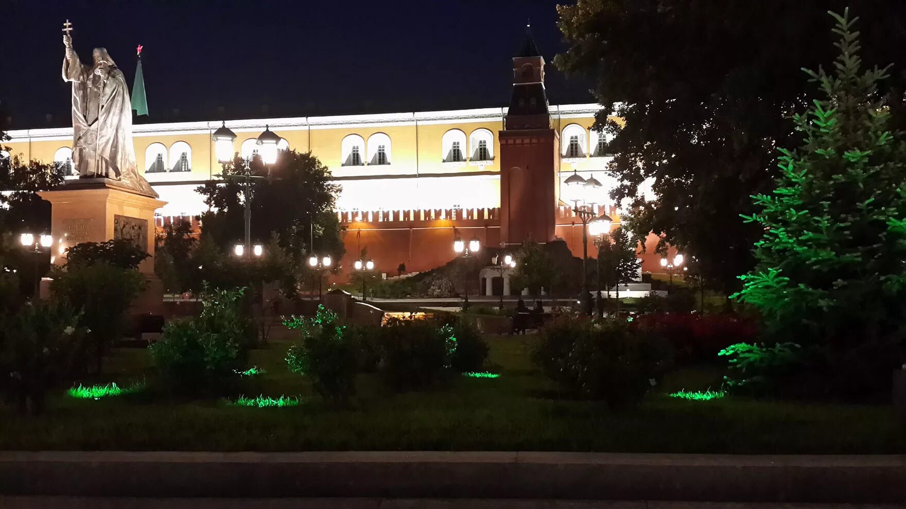 Свет в александровке. Александровский сад Москва. Александровский сад Москва ночью. Подсветка в Александровском саду. Освещение Александровский сад.